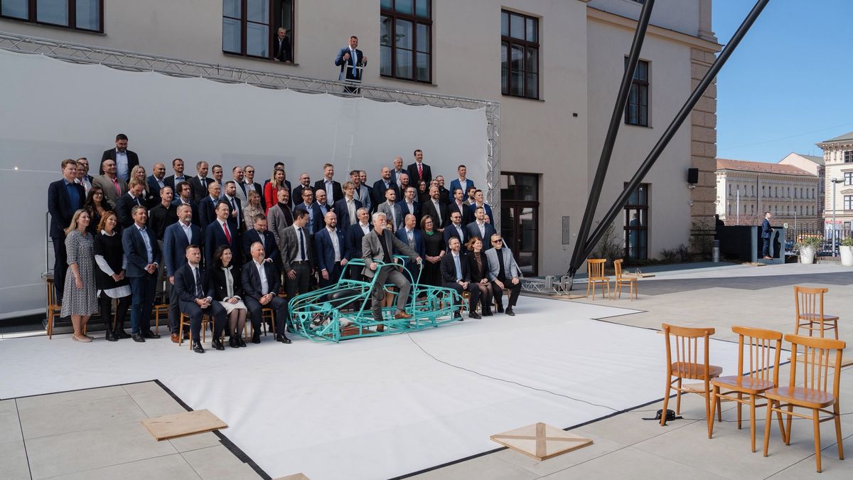 Prezident v hadraplánu, farář na střeše. Fotograf z Brna udivil snímky i za oceánem